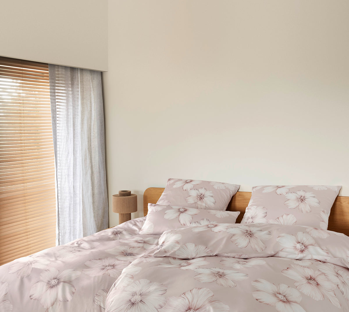 Seiden Satin Bettwäsche Devine in Taupe Blüten Schlafzimmer #farbe_Devine Taupe