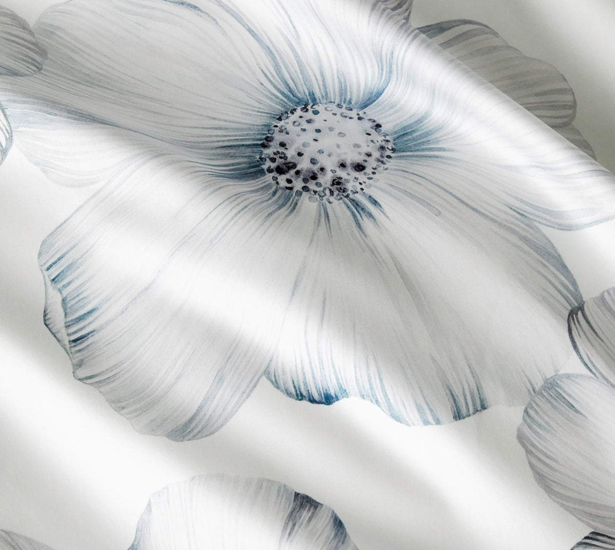 Seiden Satin Bettwäsche Devine in Bleu Blüten Detail #farbe_Devine Bleu
