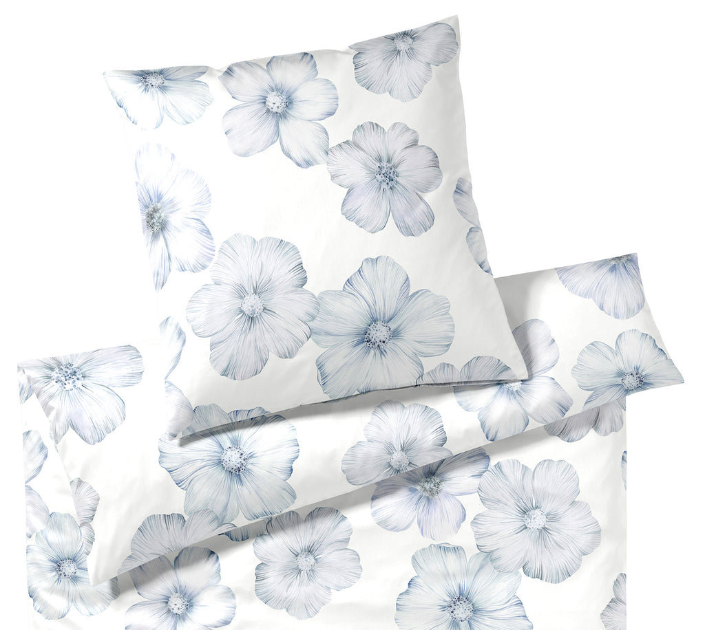 Seiden Satin Bettwäsche Devine in Bleu Blüten Freisteller #farbe_Bleu