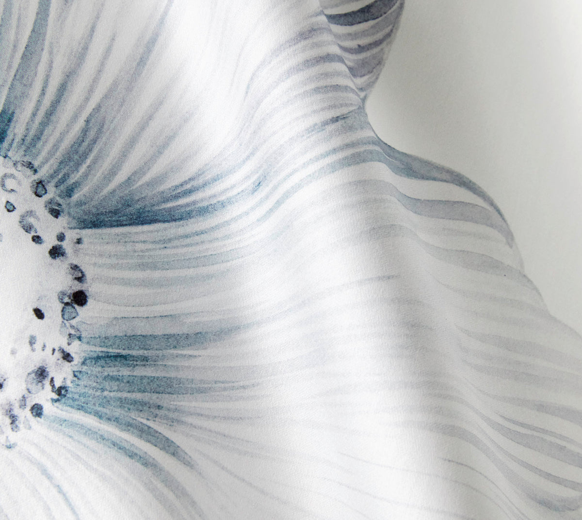 Seiden Satin Bettwäsche Devine in Bleu Blüten Material #farbe_Devine Bleu
