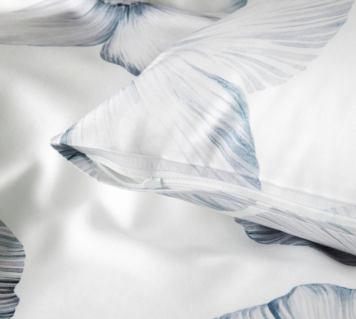 Seiden Satin Bettwäsche Devine in Bleu Blüten Reißverschluss #farbe_Devine Bleu