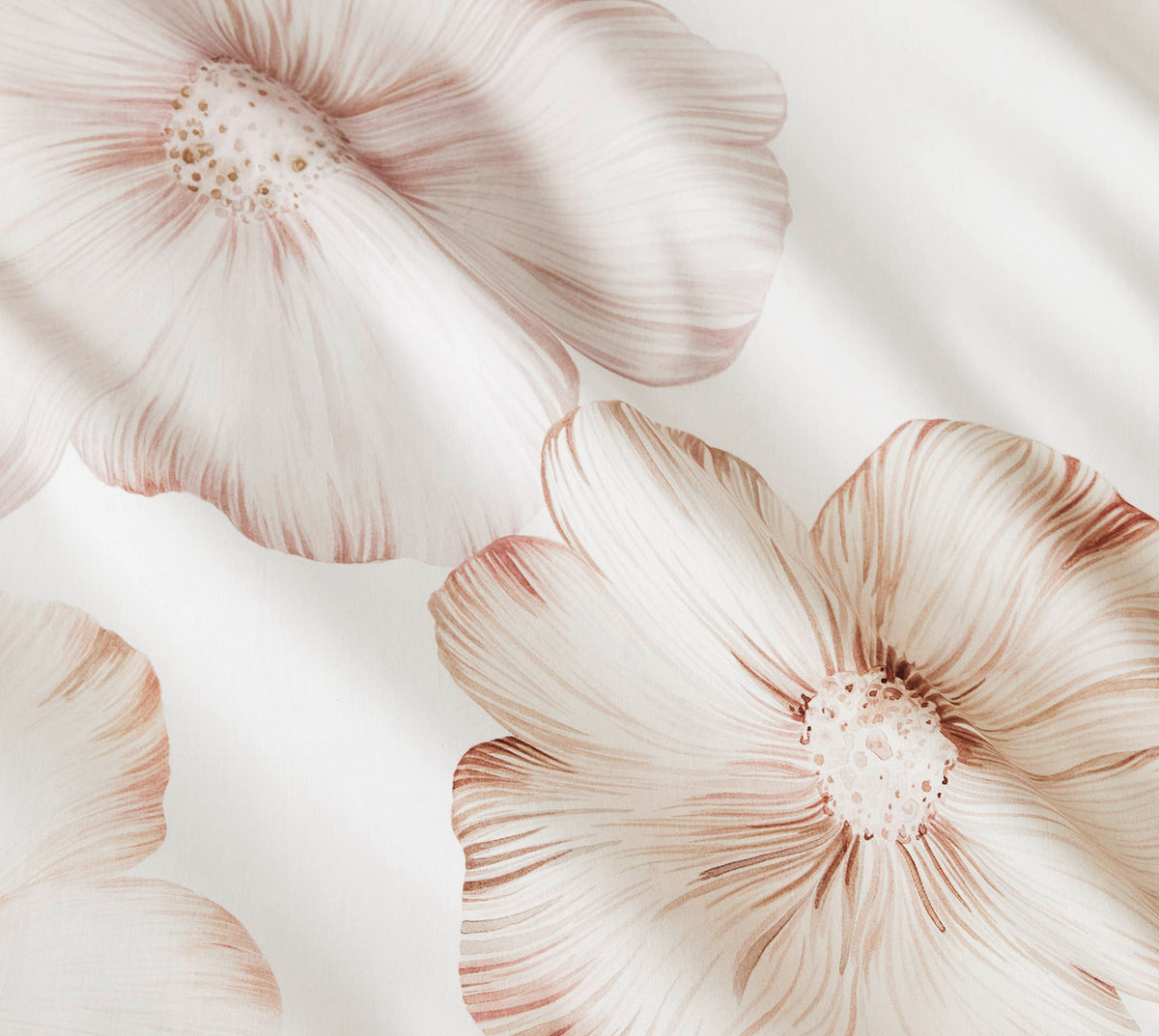 Seiden Satin Bettwäsche Devine in Weiß Blüten Detail #farbe_Devine Weiß-Rose