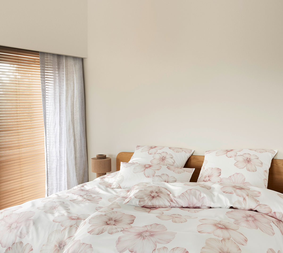 Seiden Satin Bettwäsche Devine in Weiß Blüten Schlafzimmer #farbe_Devine Weiß-Rose