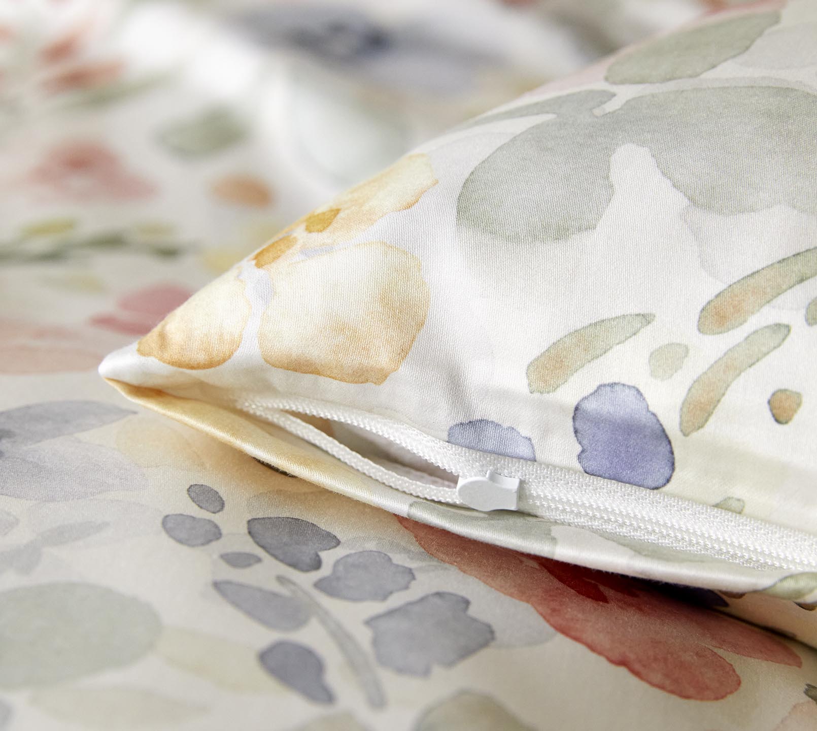 Seiden Satin Bettwäsche Gentle in Creme Blüten Reißverschluss #farbe_Gentle Creme