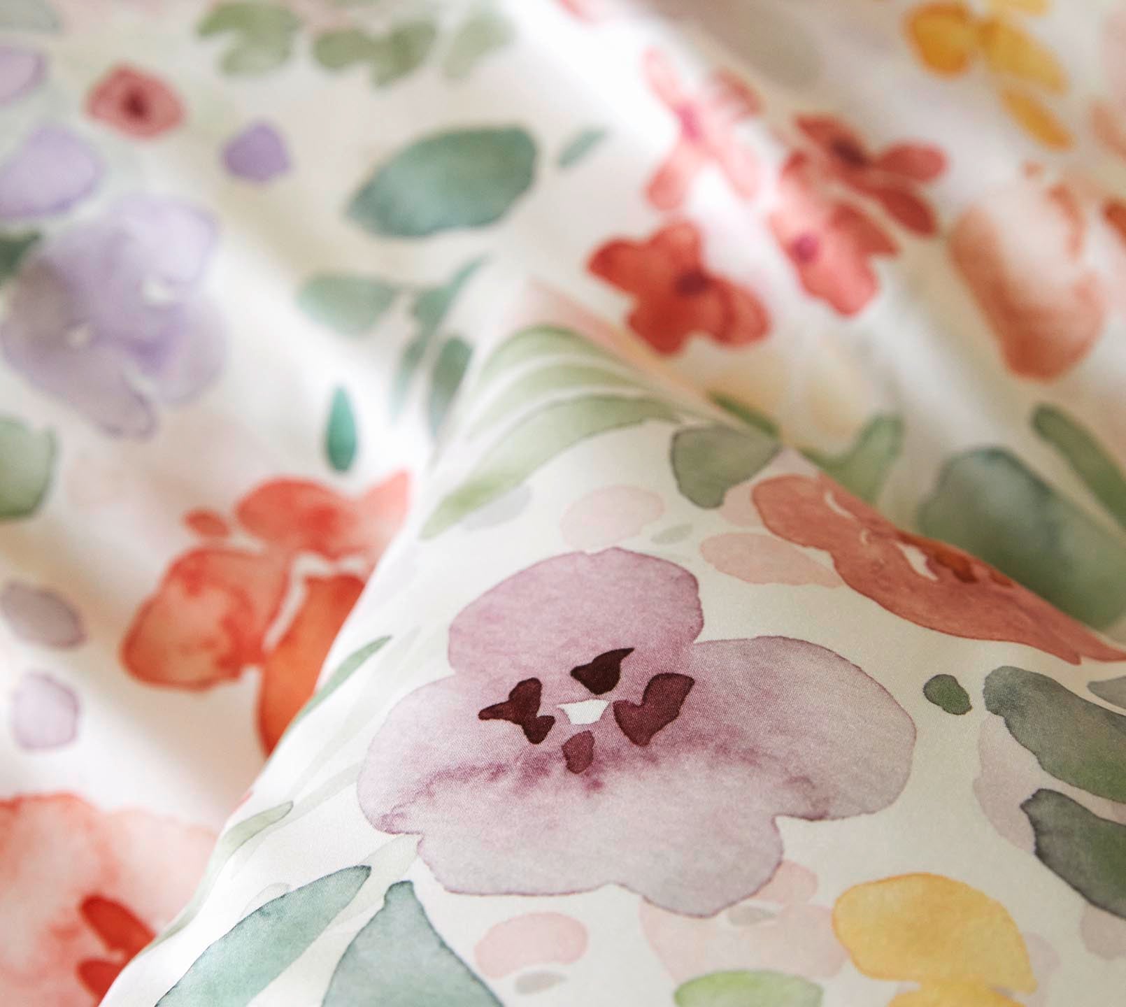 Seiden Satin Bettwäsche Gentle in Weiß Blüten Detail #farbe_Gentle Weiß