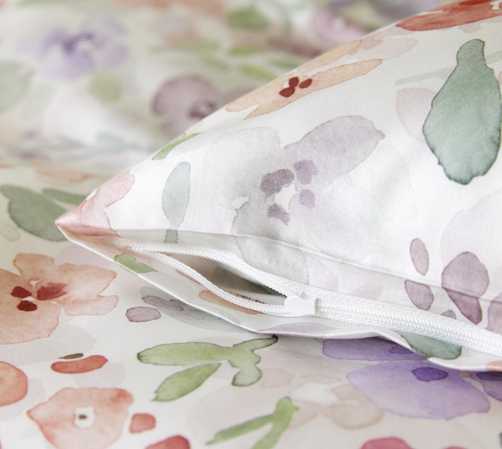 Seiden Satin Bettwäsche Gentle in Weiß Blüten Reißverschluss #farbe_Gentle Weiß
