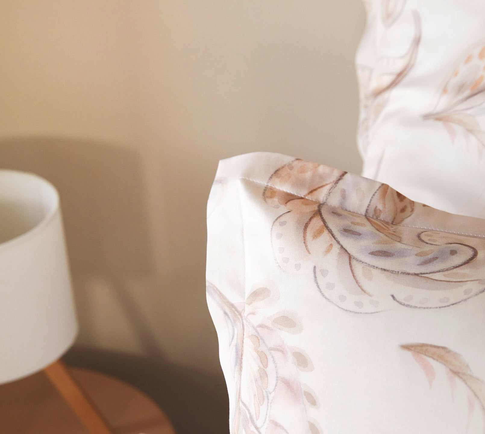 Seiden Satin Bettwäsche Grandezza in Apricot Paisleymuster Detail 2 #farbe_Grandezza Apricot