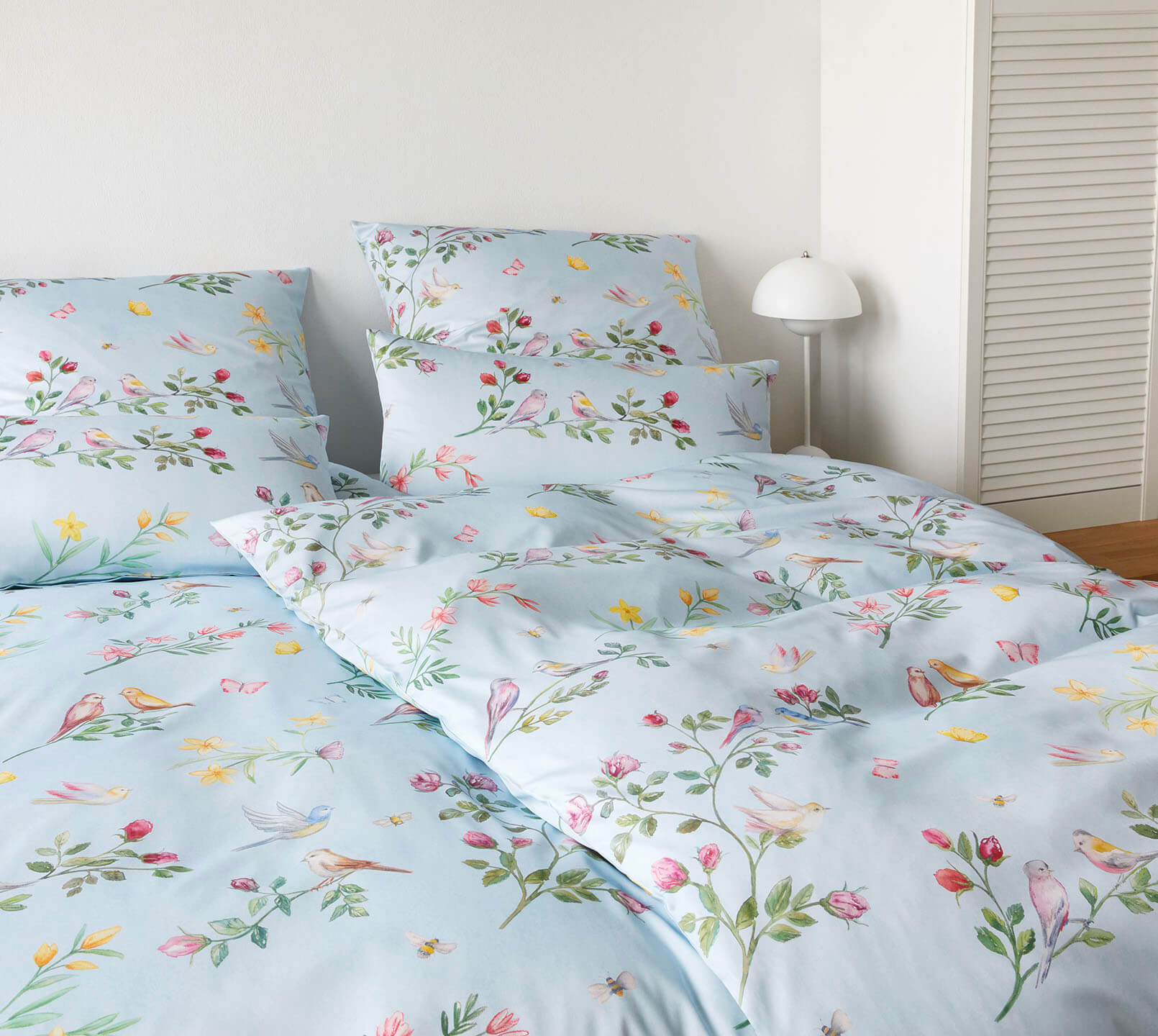 Seiden Satin Bettwäsche Songbird in Himmelblau Blumen und Vogelmotiv Schlafzimmer #farbe_Songbird Himmelblau