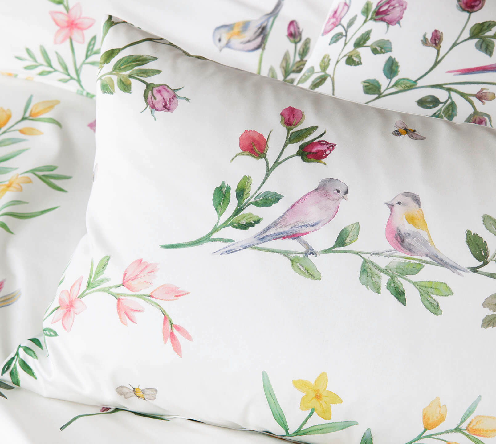 Seiden Satin Bettwäsche Songbird in Weiß Blumen und Vogelmotiv Detail #farbe_Songbird Weiß