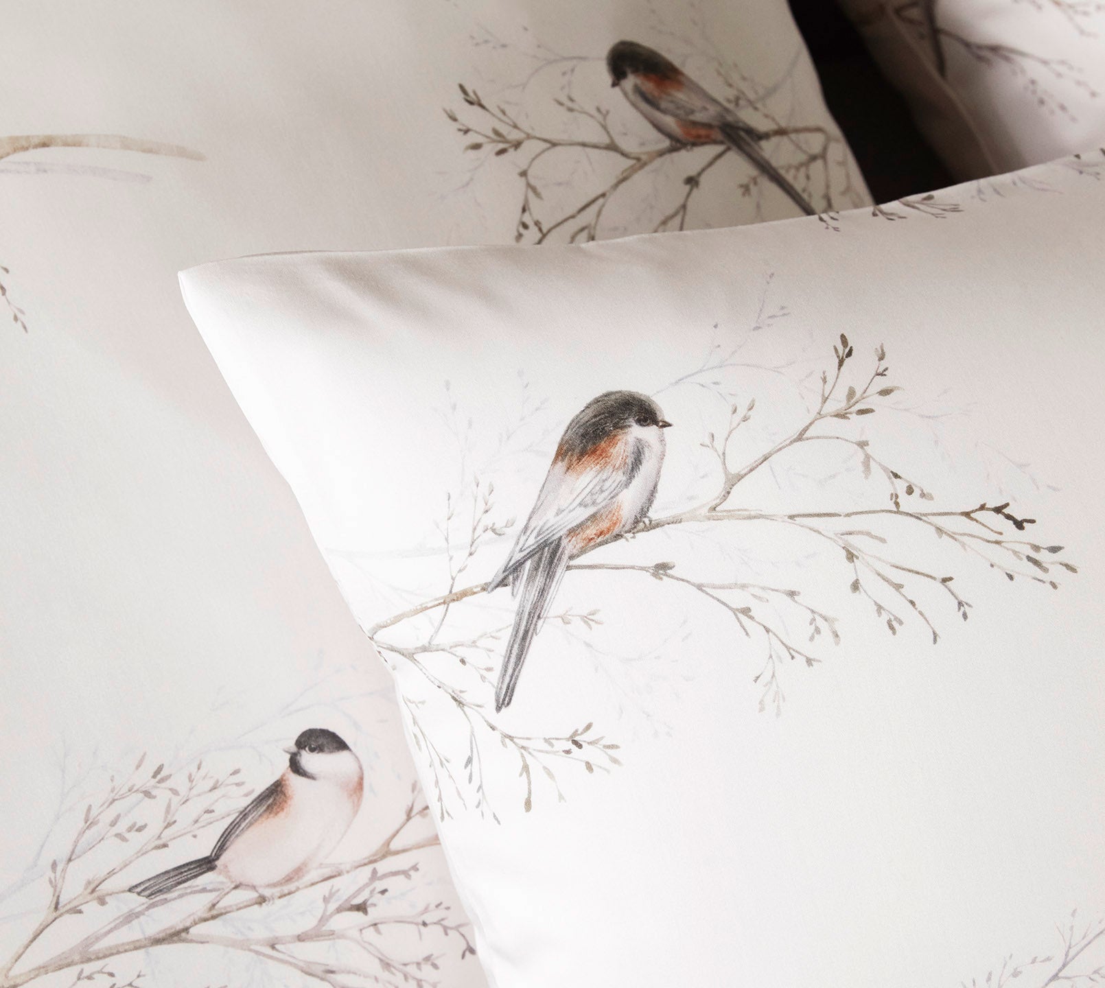 Seiden Satin Bettwäsche Spätzchen in Ecru Vogelmotiv Detail #farbe_Spätzchen Ecru