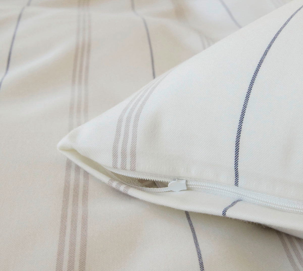 Softflanell Bettwäsche Cornwall in Creme Streifen Reißverschluss #farbe_Cornwall Creme