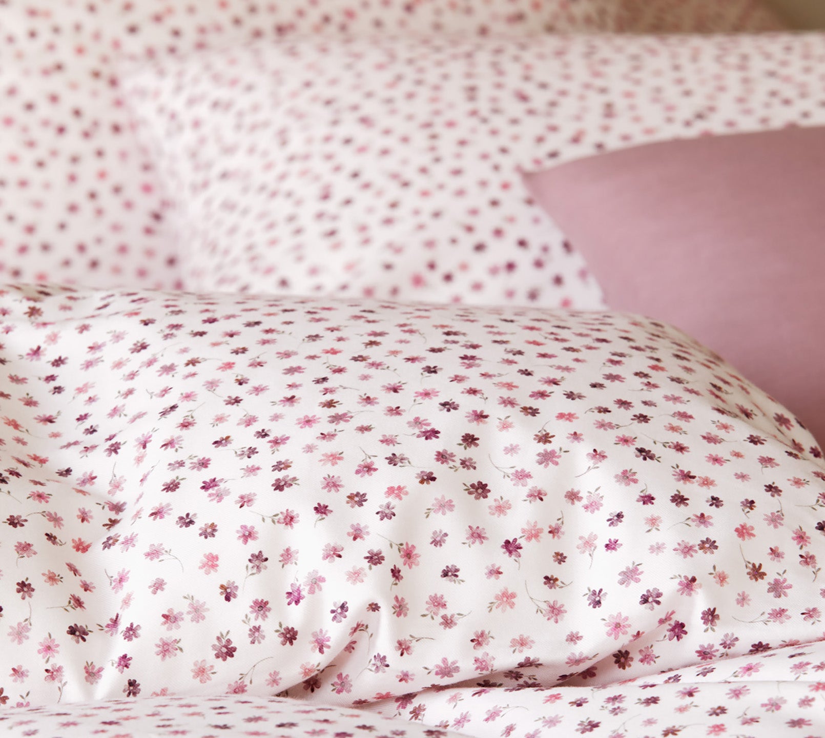 Softflanell Bettwäsche Preppy in Beere Blüten Detail #farbe_Preppy Berry