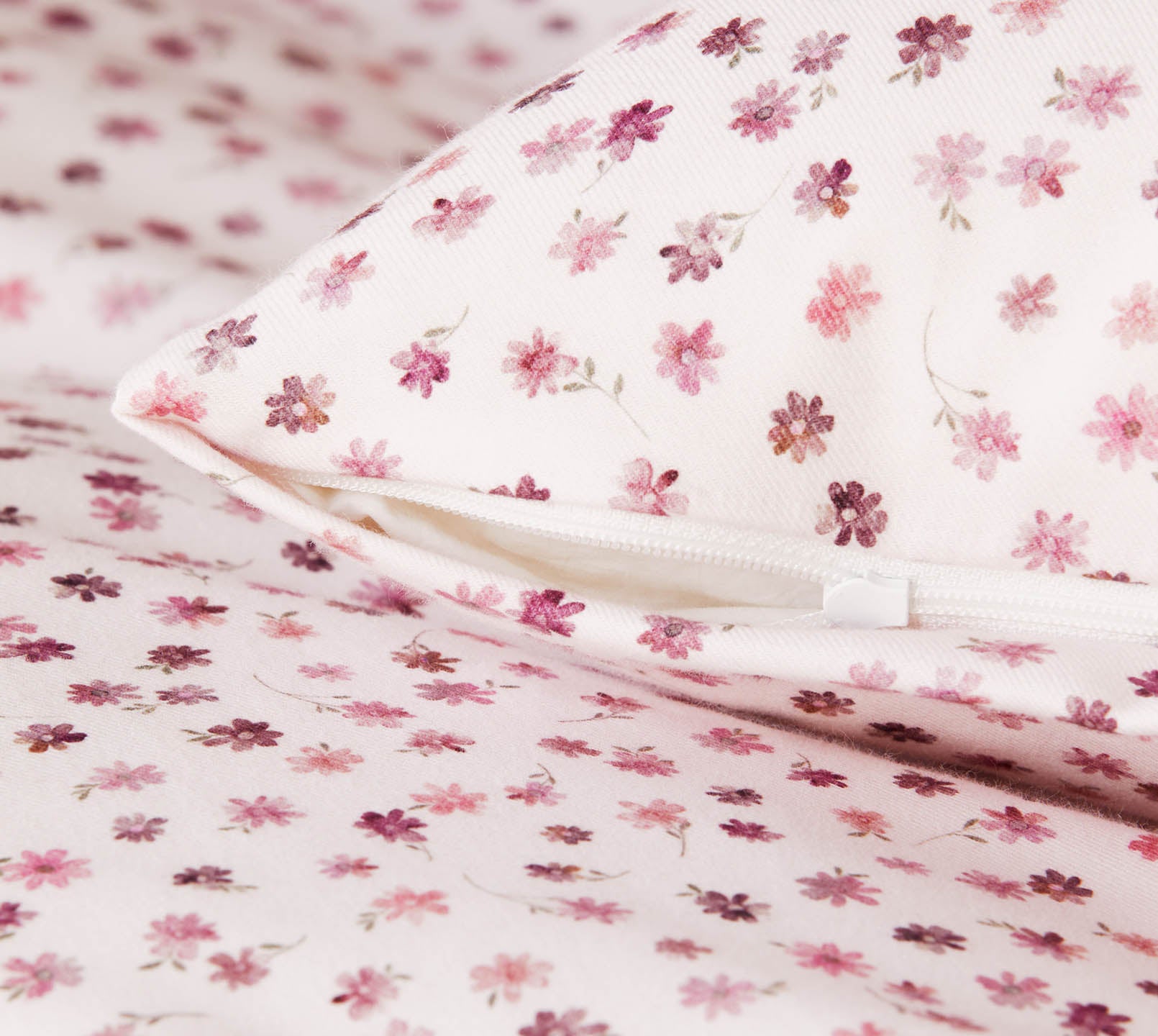 Softflanell Bettwäsche Preppy in Beere Blüten Reißverschluss #farbe_Preppy Beere