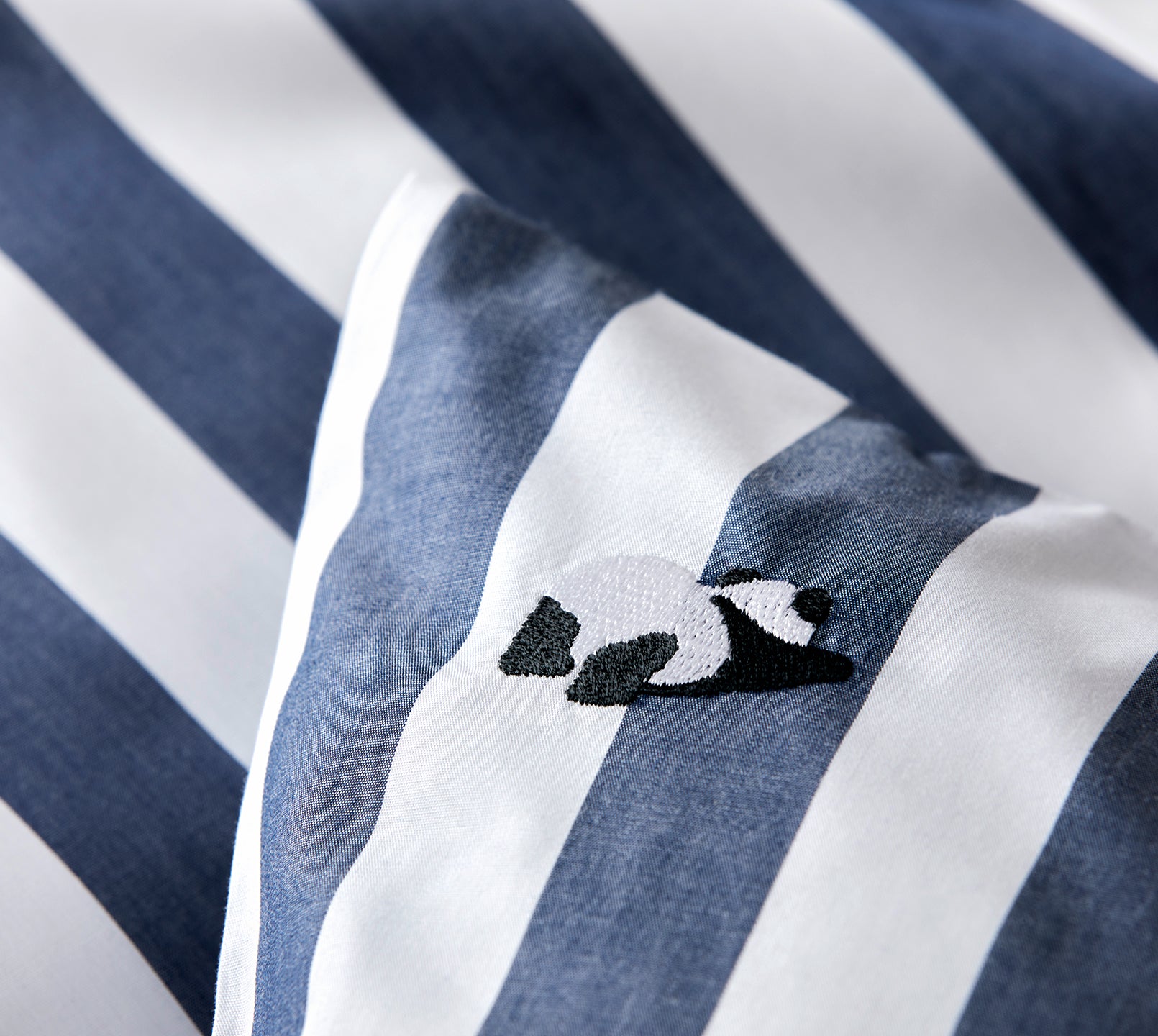 Web Perkal Kinderbettwaesche Happy Stripe in Dunkelblau Streifen Pandabärstickmotiv Detail