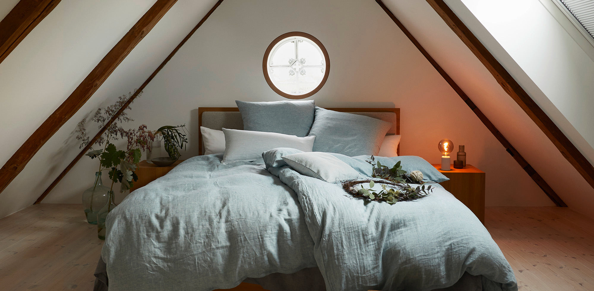 Dachboden Schlafzimmer mit Unibettwäsche 