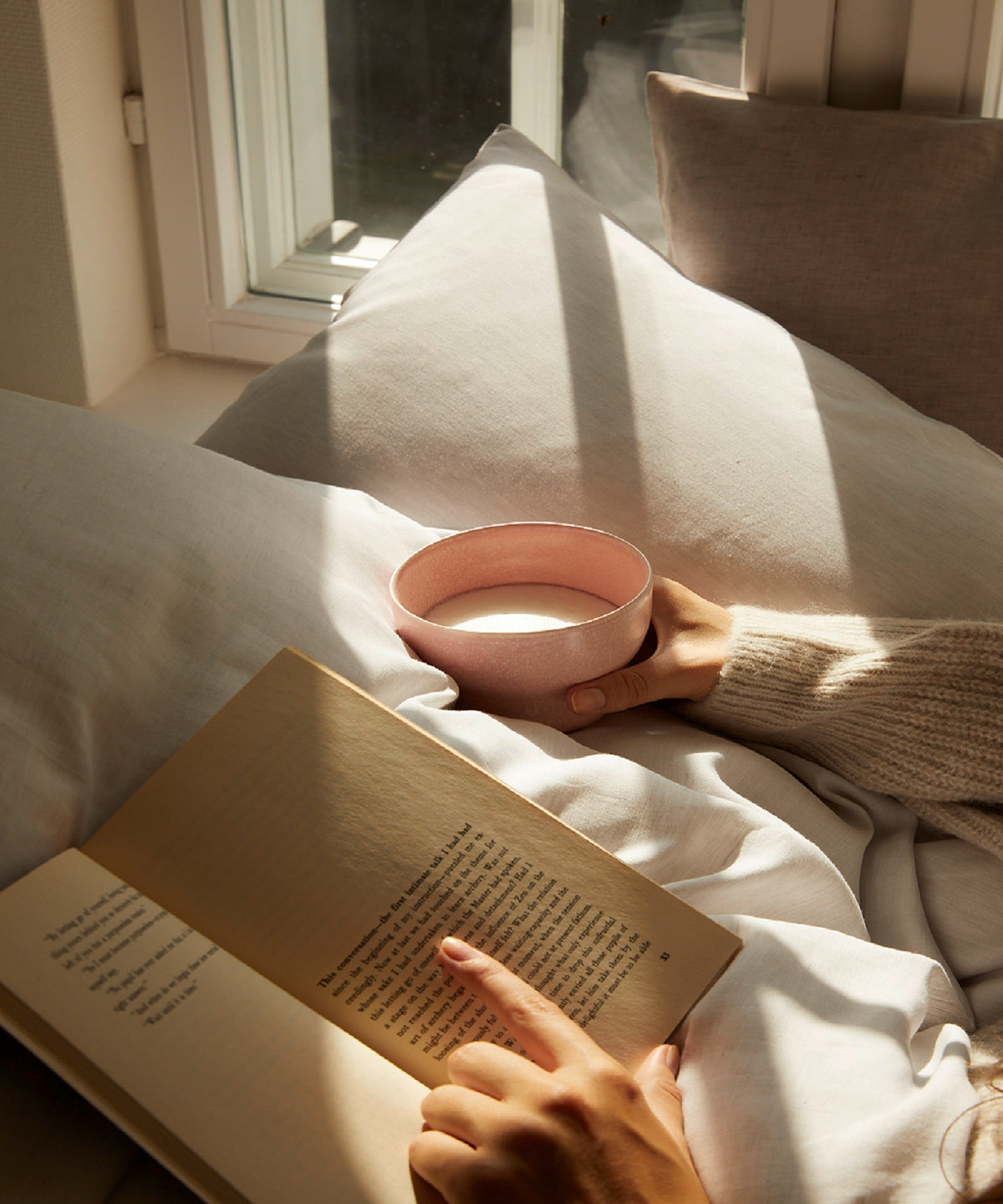 Halbleinen Bettwäsche Model Buch Tasse im Bett