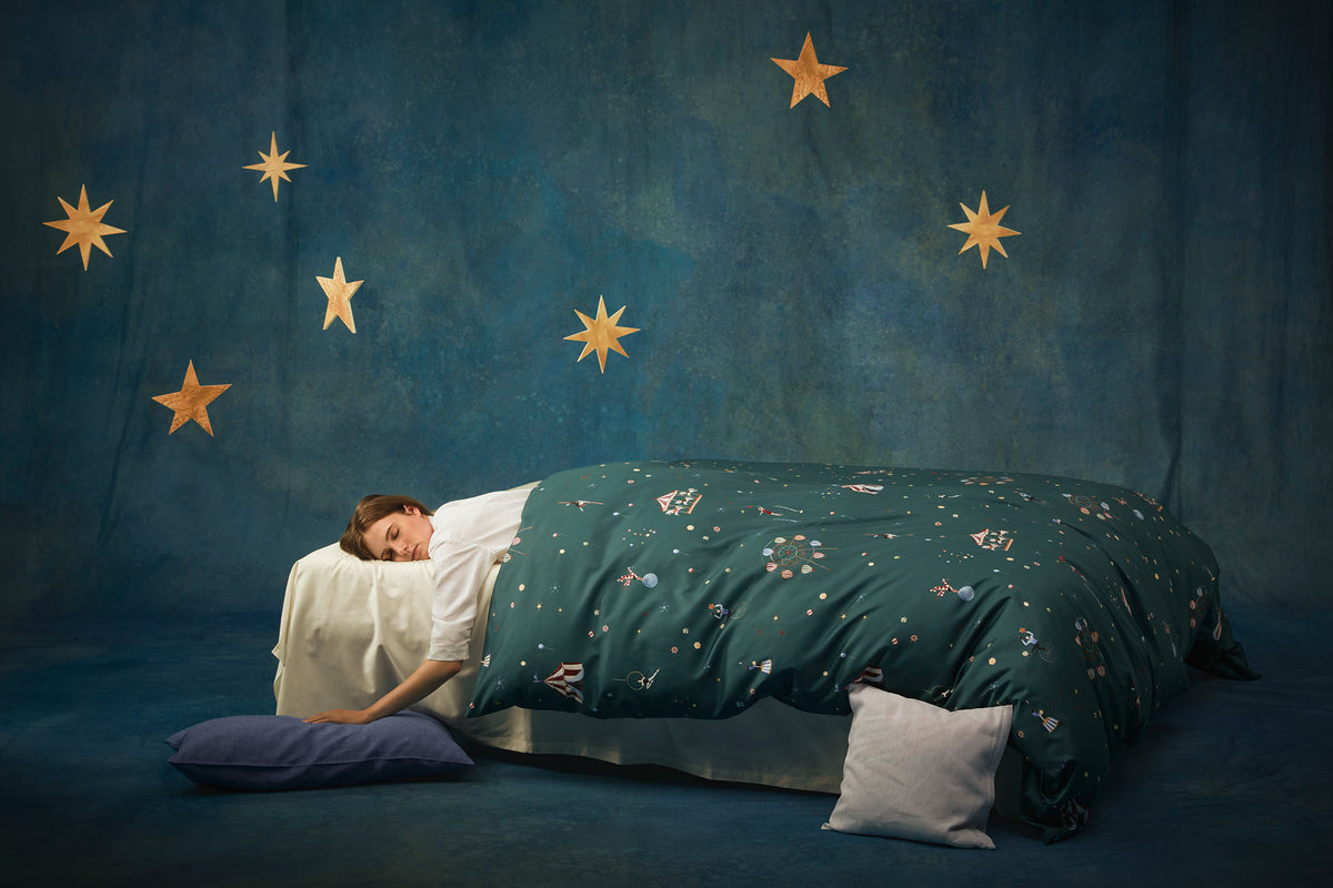 Frau im Bett schlafend Sternenhimmel
