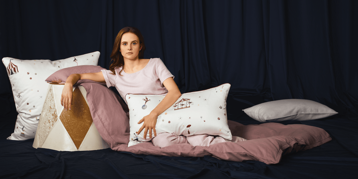 Landingpage 10 Bettwäsche Variete Weiß Breeezee Rose Frau sitzend darin