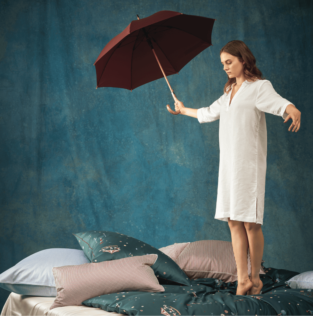 Landingpage 15 Bettwäsche Mix Muster Rose Frau stehend mit Regenschirm haltend