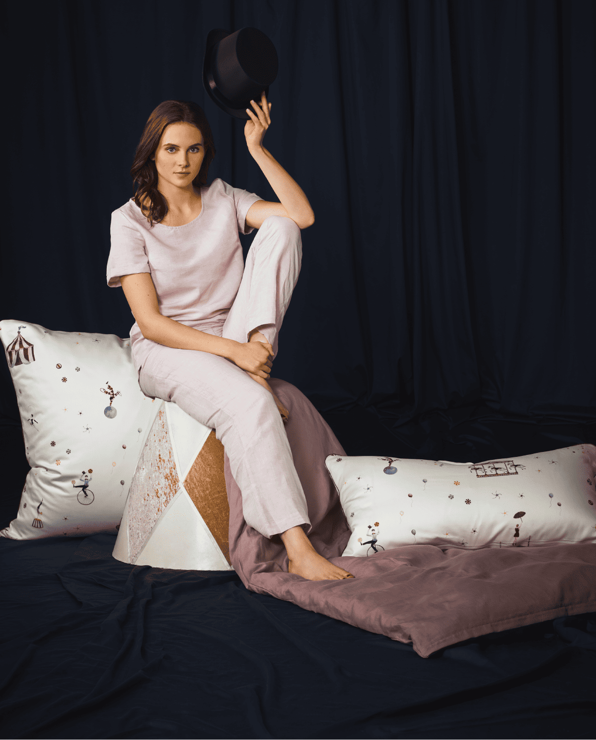 Landingpage 16 Bettwäsche Variete Weiß Breeezee Rose Frau sitzend darin Hut hebend