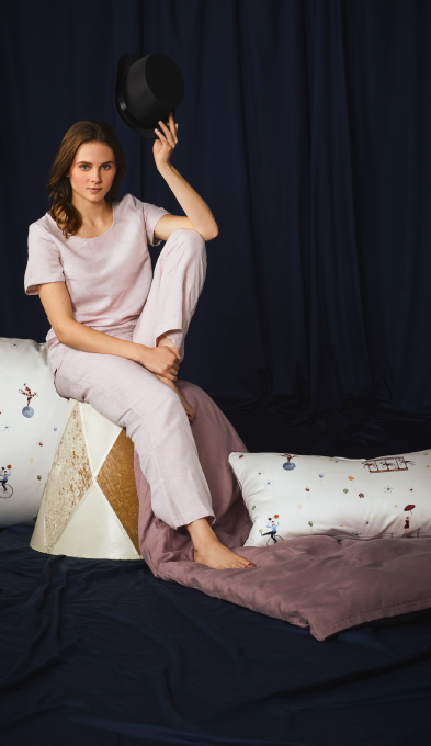 Banner Bettwäsche Variete Weiß Breeezee Rose Frau sitzend darin Hut hebend