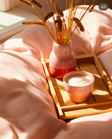 Leinen Bettwäsche Tablett mit Vase auf Bett