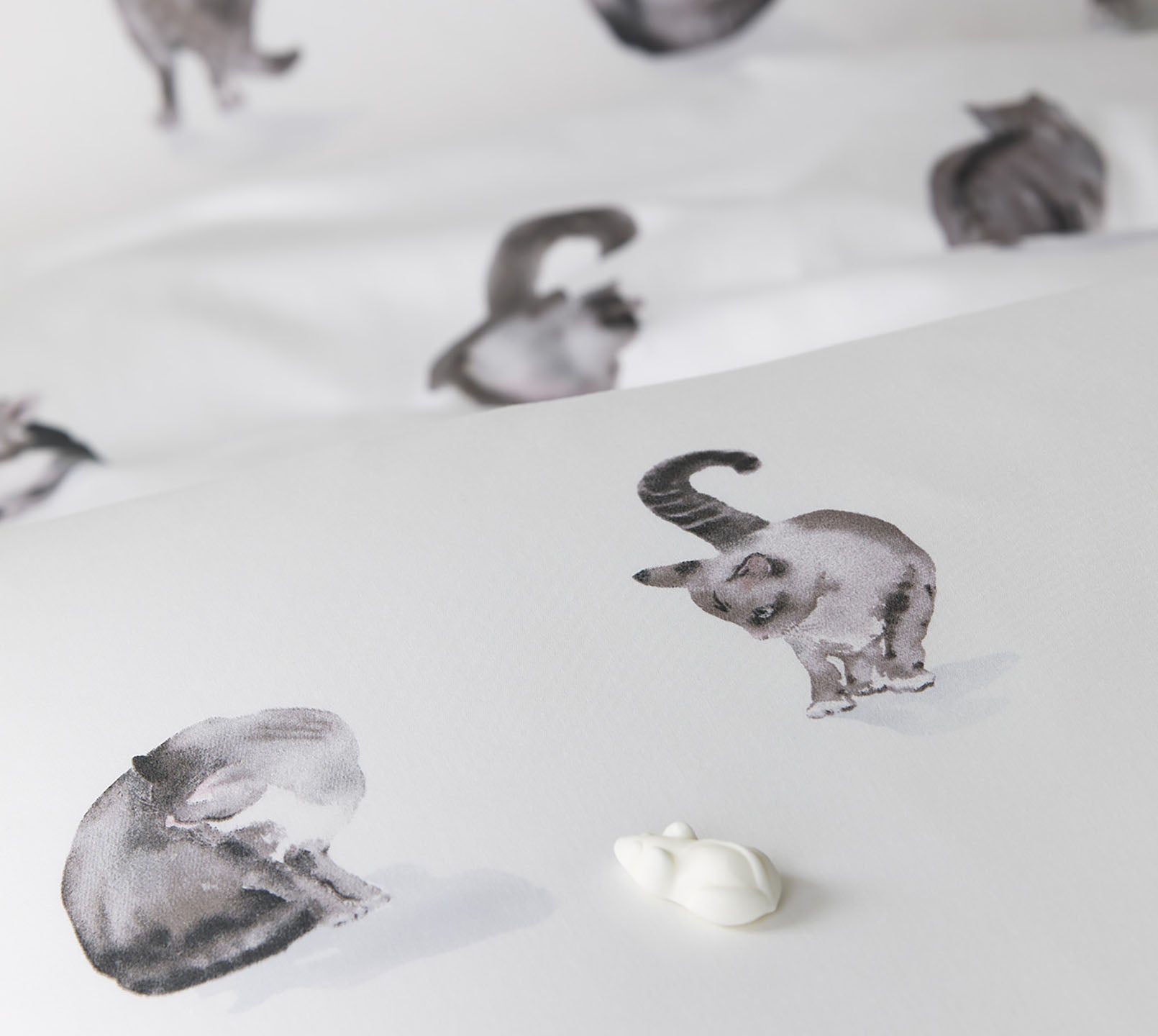 Detail  der Comfort Satin Bettwäsche Streuner in Weiß mit einem Reißverschluss