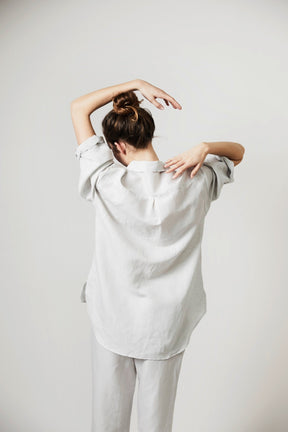 Halbleinen Homewear PJ Shirt in Kreide Model Bildausschnitt 2 