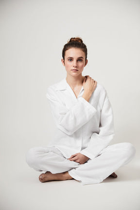 Halbleinen Homewear PJ Shirt in Weiß Model Bildausschnitt 2 