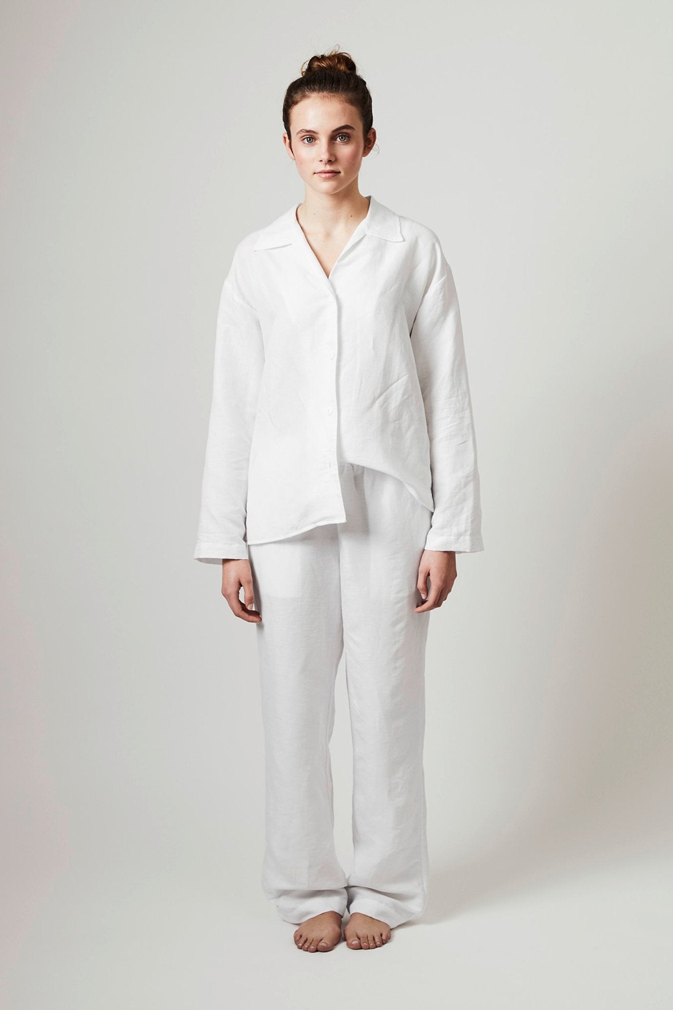 Halbleinen Homewear PJ Shirt in Weiß Model Bildausschnitt 1