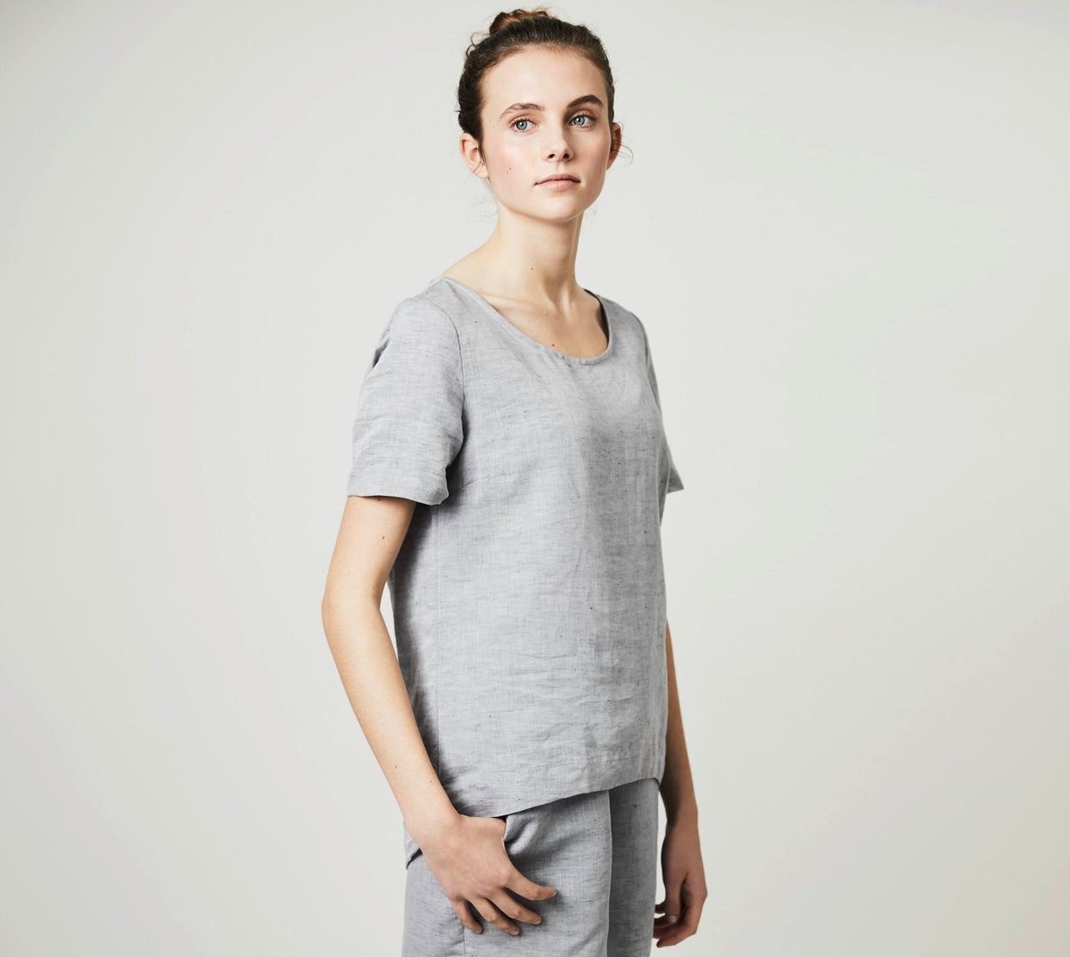 Halbleinen Homewear Shirt in Dunkelgrau Model 1 #farbe_Dunkelgrau #farbe_Weiß