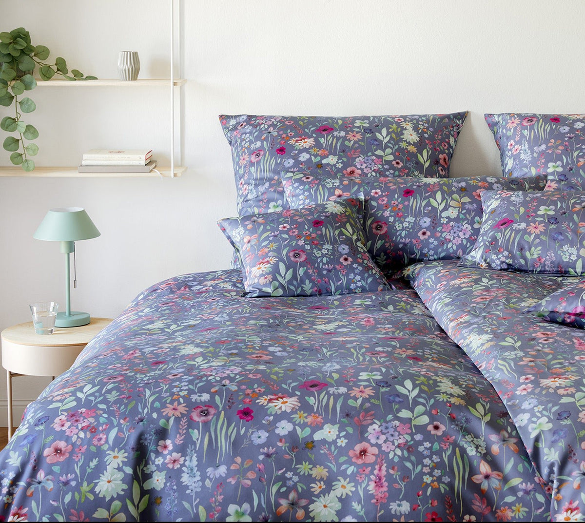 Satin Bettwäsche Mix-Up in Rauchblau im Schlafzimmer #farbe_Rauchblau