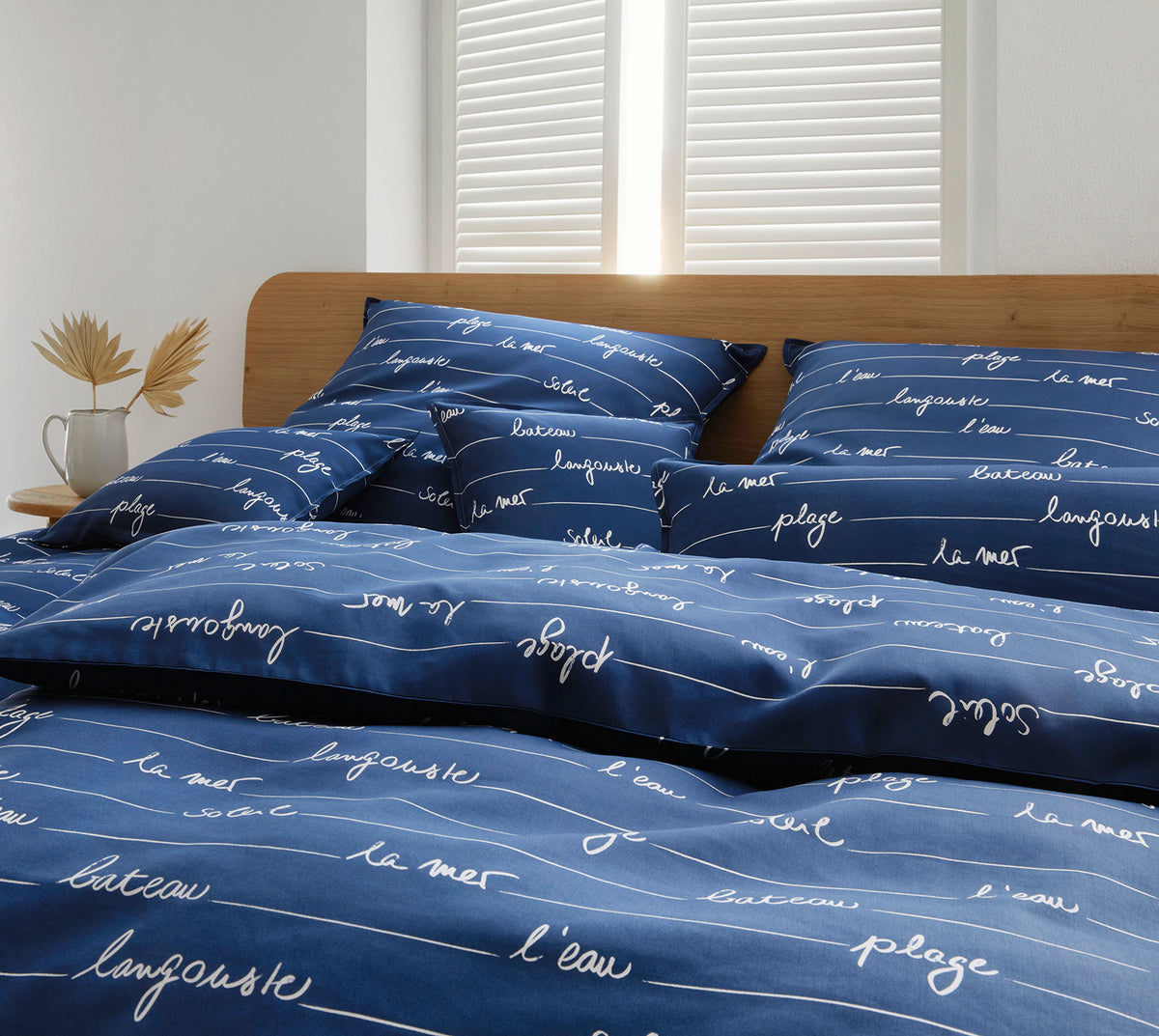 Satin Bettwäsche Soleil in Marineblau Schriftzug Schlafzimmer #farbe_Marineblau